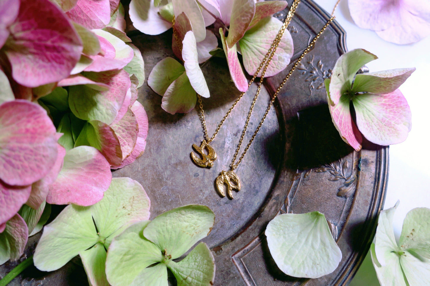 Landing bird necklace/ gold